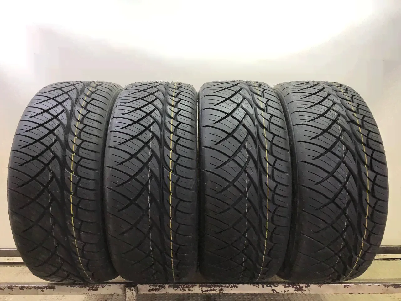 Nitto NT-420S 2022 T0116188 Шины летние 285/45 R22 114H